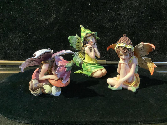 Small sitting fairies